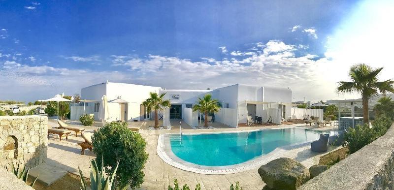 Queen Boutique Suites Mykonos Town ภายนอก รูปภาพ
